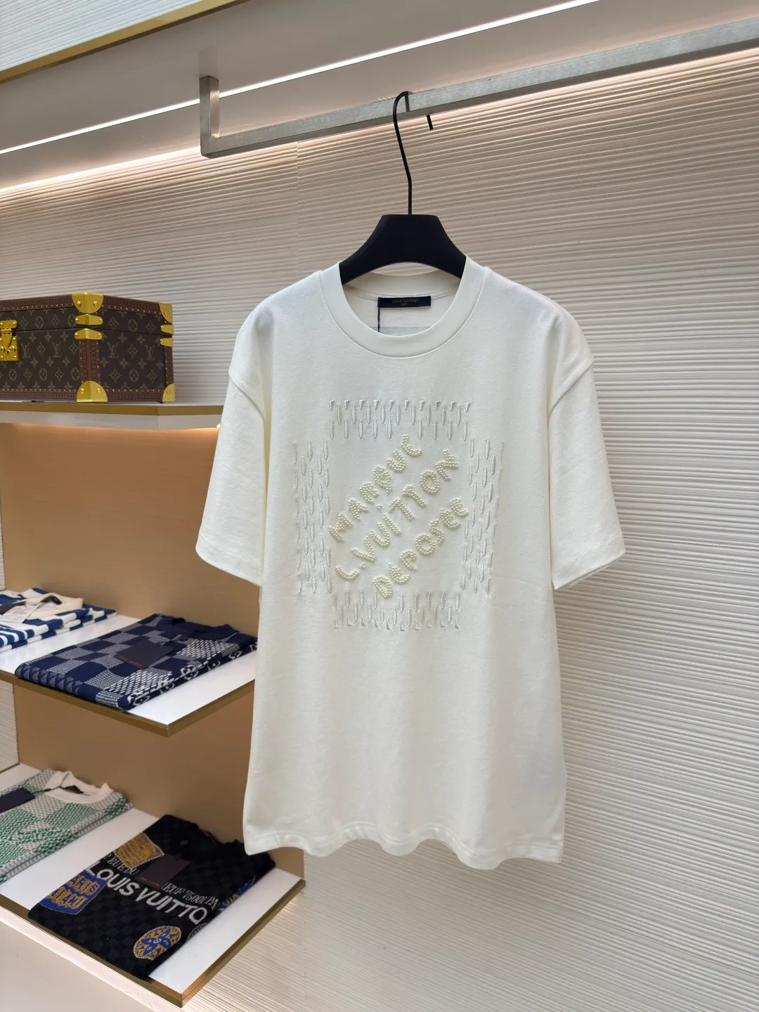 LOUIS VUITTON embroidered beaded letter T-shirt ●Authentic product: 13000 purchased and developed ●Item number: 1680221-A85 ●Fabric: combed cotton fabric ●Technology: embroidery production ●Version: fitted version ●Weight: about 420 grams ●Size: XS-S-M-L ●Description: The fabric is made of 26s double-ply combed cotton + long-staple cotton blended compact siro yarn. The rib is made of 26s+32s yarn 1*1 cylinder machine open width rib. The front panel is embroidered with Tajima embroidery machine imported from Japan. The thick plate rubber pad is polyester mercerized. Thread three-dimensional hemming embroidery, purchase Y version to manually point each bead, open a cardboard mold, and scan powder for precise positioning of a single piece. The beads are made of 4-mile round pearlescent white bubble beads, made by hand crochet technology, and all single beads are tied with hooks and threads to ensure that they are placed at the powder scan position. The overall wiring is straight and delicate, the fabric is comfortable and soft, and the color is consistent without color difference. It can be matched with the same style to create a fashionable look and control various occasions. Customized accessories, complete with three standards, same style for men and women!